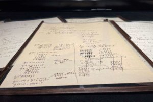 Un manuscrit dEinstein sarrache a prix dor 